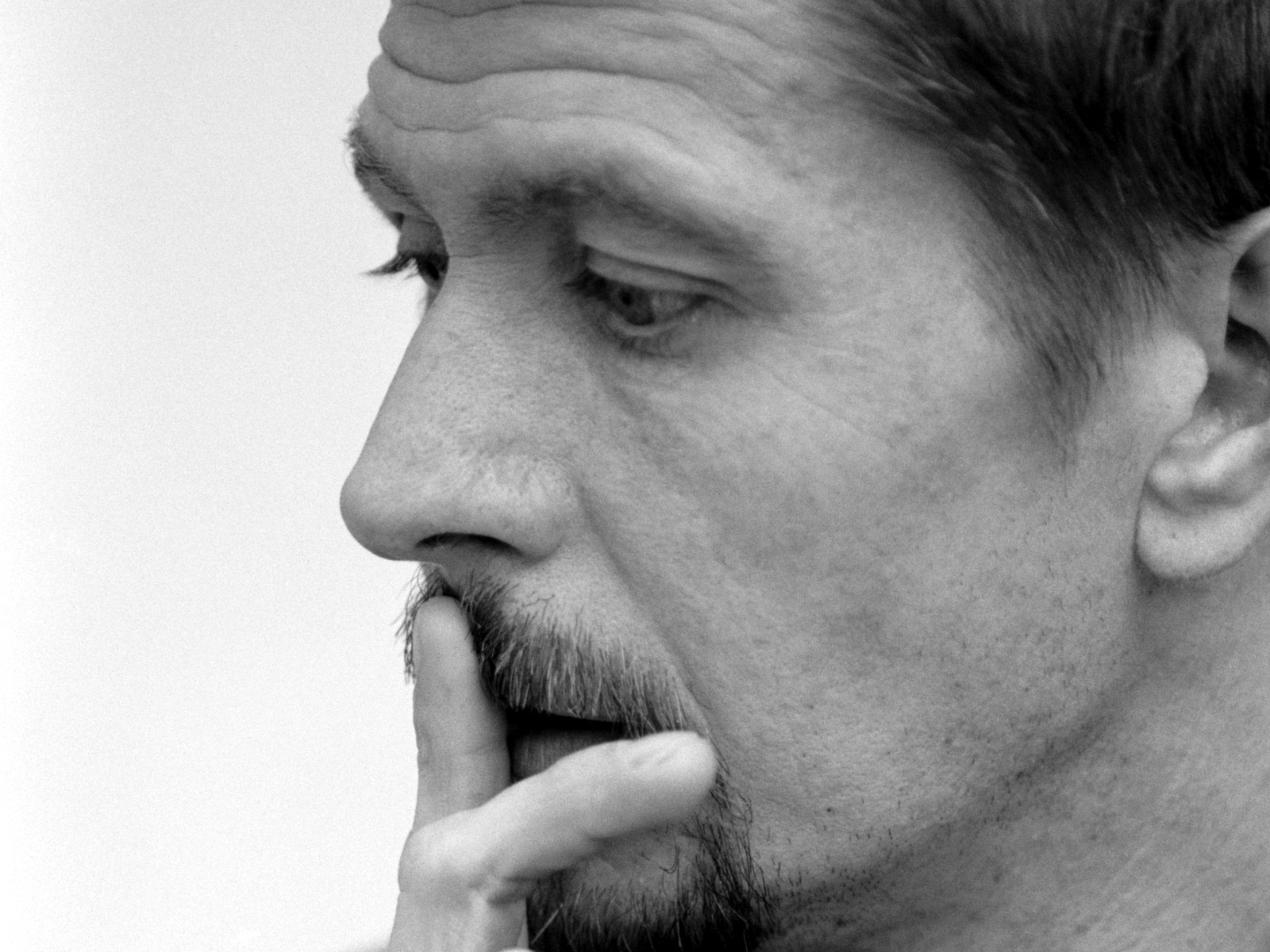 http://2.bp.blogspot.com/-O5sjLeSWvgY/UMt4dGLiDwI/AAAAAAAAm_s/mczoey5uz8I/s1600/gary-oldman-profile.jpg