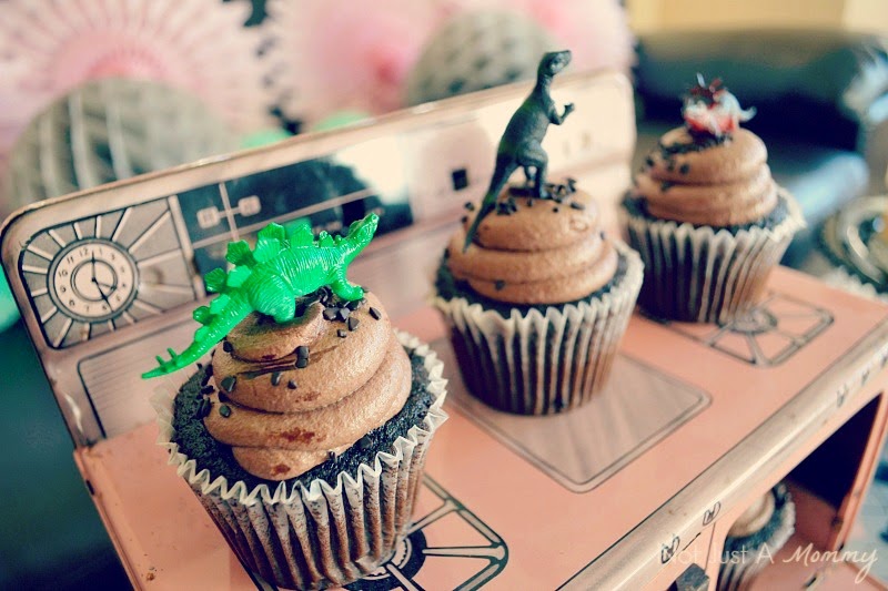 RAWR Means XOXO In Dinosaur Valentine's Day Party cupcakes
