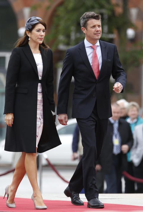 http://2.bp.blogspot.com/-O7fagO1B0Xo/VBn3HUd6u2I/AAAAAAAAAt0/Pu1WsOw74lU/s1600/Crown-Prince-Frederik-and-Crown-Princess-Marys-Visit-to-Canada7.jpg