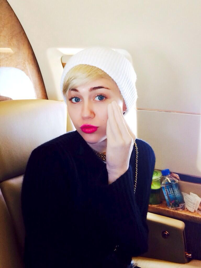 Miley Cyrus con su consolador Miley Cyrus con su consolador