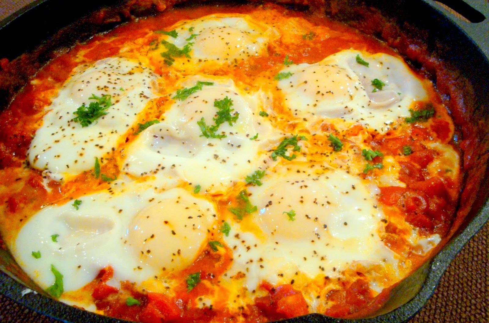 HUEVOS EN SALSA DE TOMATE RECETAS-DE-COCINA-RECETAS-SENCILLAS-RECETAS-FÁCILES-RECETAS-ECONOMICAS