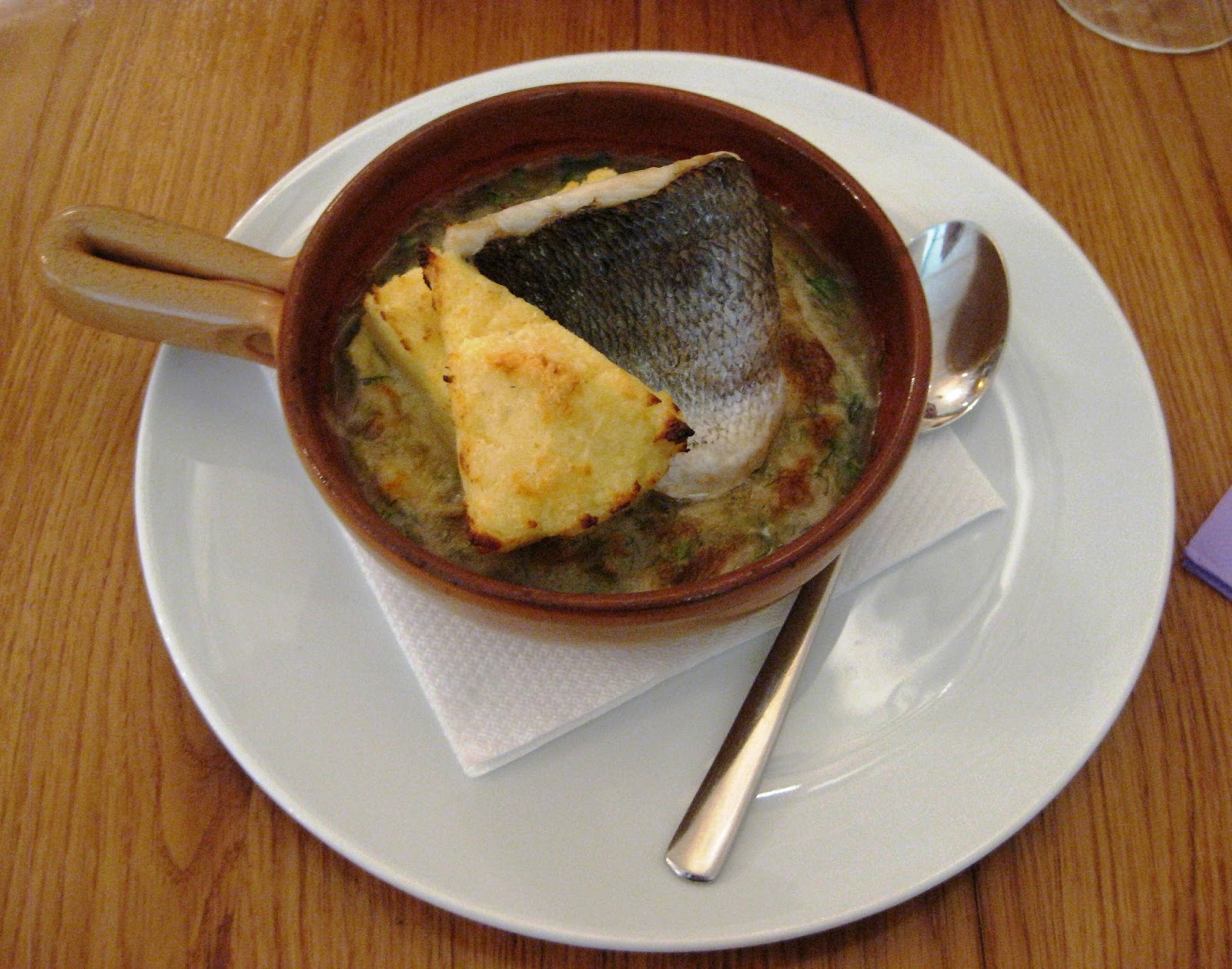 Mademoiselle Lilly Armoire C'est chic! Très chic! Bistro La Rose