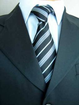 Como coordenar a gravata com terno azul marinho
