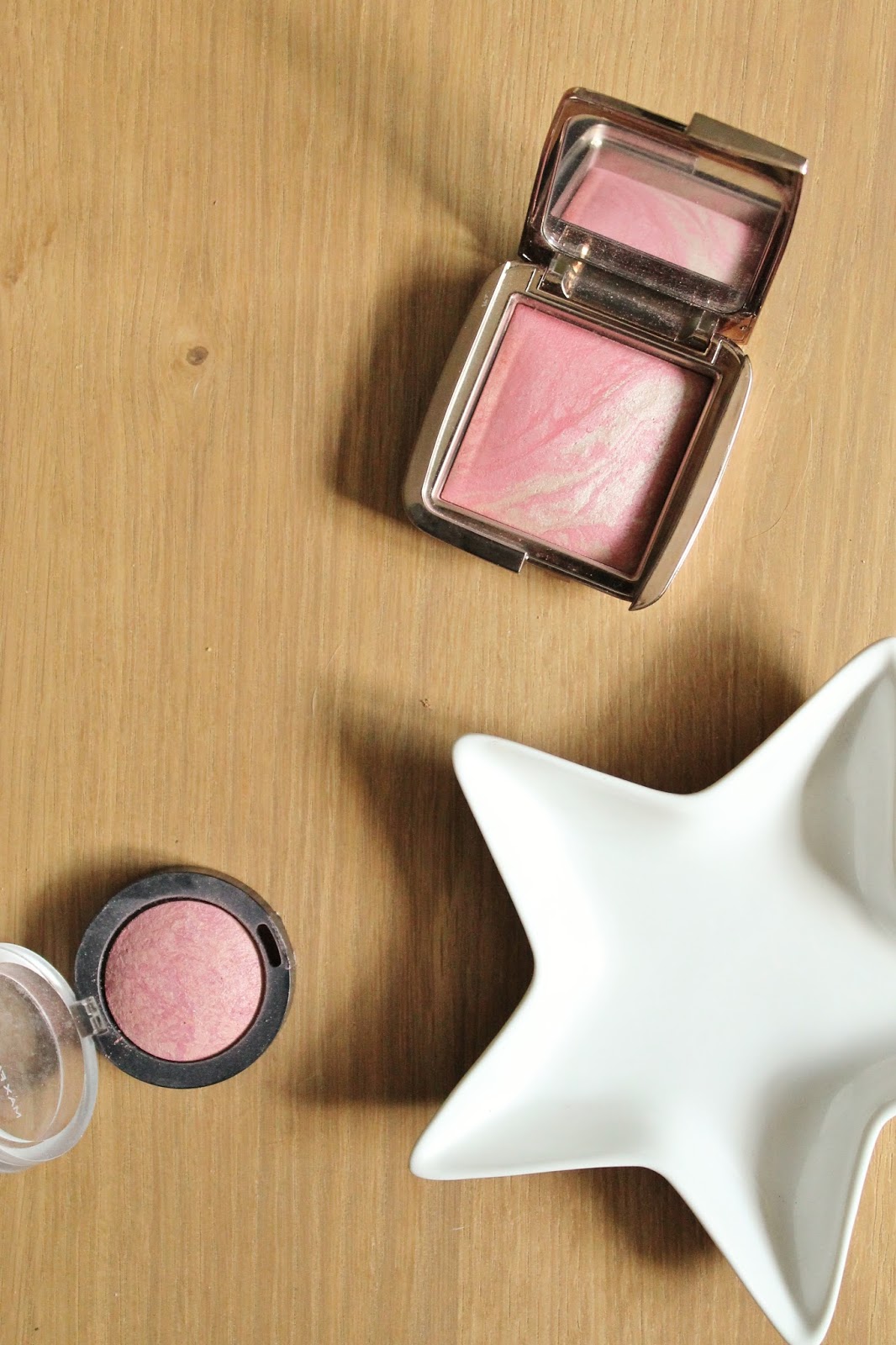 The Dupe Hourglass Ambient Lighting Blush v Max Factor Creme Puff