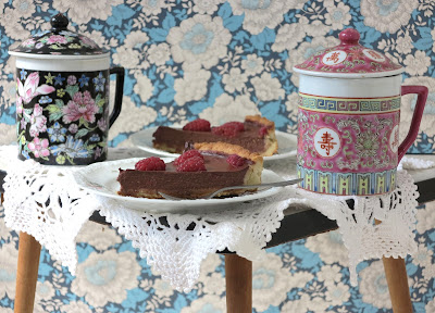 vegan pie, vintage, blue wallpaper with flowers, granny chic, teatime, organic and fairtrade ingredients, Haafner, Chinese teamugs, crochet doily vegan pie, vintage, blue wallpaper with flowers, granny chic, teatime, organic and fairtrade ingredients, Haafner, Chinese teamugs, crochet doily