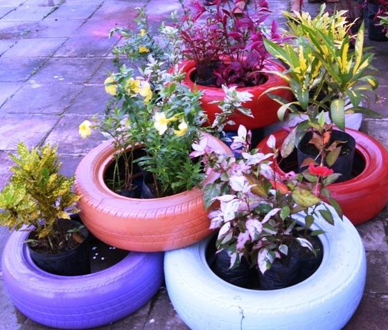horta e jardim em pneus:JARDIM DE PNEUS VELHOS, COMO FAZER, COLORIDOS E SOBREPOSTOS – PASSO A horta e jardim em pneus:JARDIM DE PNEUS VELHOS, COMO FAZER, COLORIDOS E SOBREPOSTOS – PASSO A