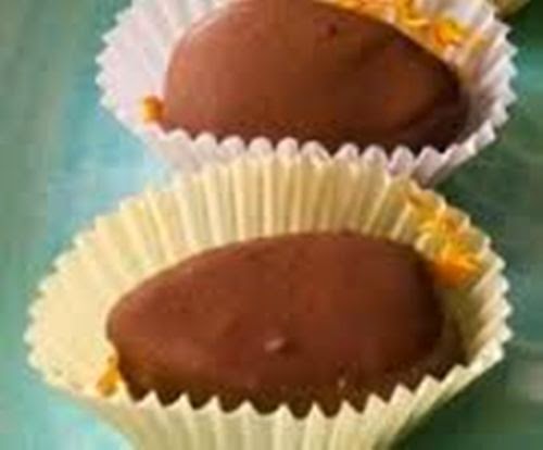 Huevos De Pascua De Chocolate Y Ciruelas Pasas