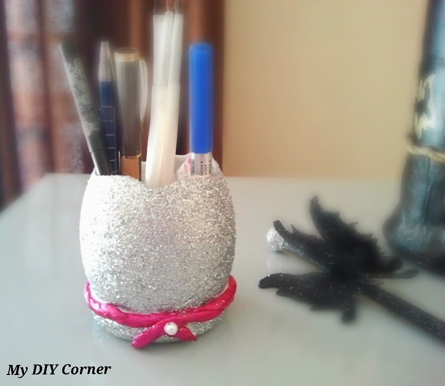 http://www.mydiycorner.in/recycle-diy-silver-glitter-pencil-brush-holder-2/