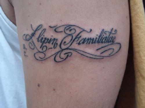 En este tatuaje tenemos unas letras en el brazo .