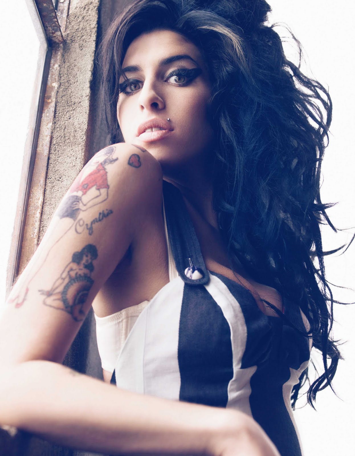 http://2.bp.blogspot.com/-ODr1a9WqDHk/Ti3hShUaC4I/AAAAAAAAAjU/3JYKV5QaCfs/s1600/Amy-Winehouse-Died.jpg