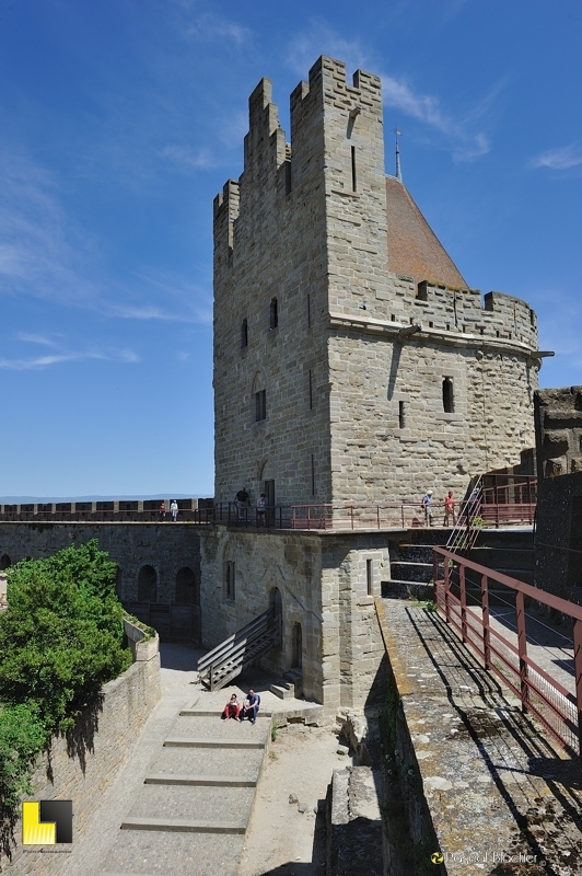 Pause au pied de la tour au tréseau à Carcassonne Pause au pied de la tour au tréseau à Carcassonne pascal blachier