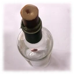 Sacar el objeto desde la botella sin sacar el corcho ni romper la botella, truco revelado