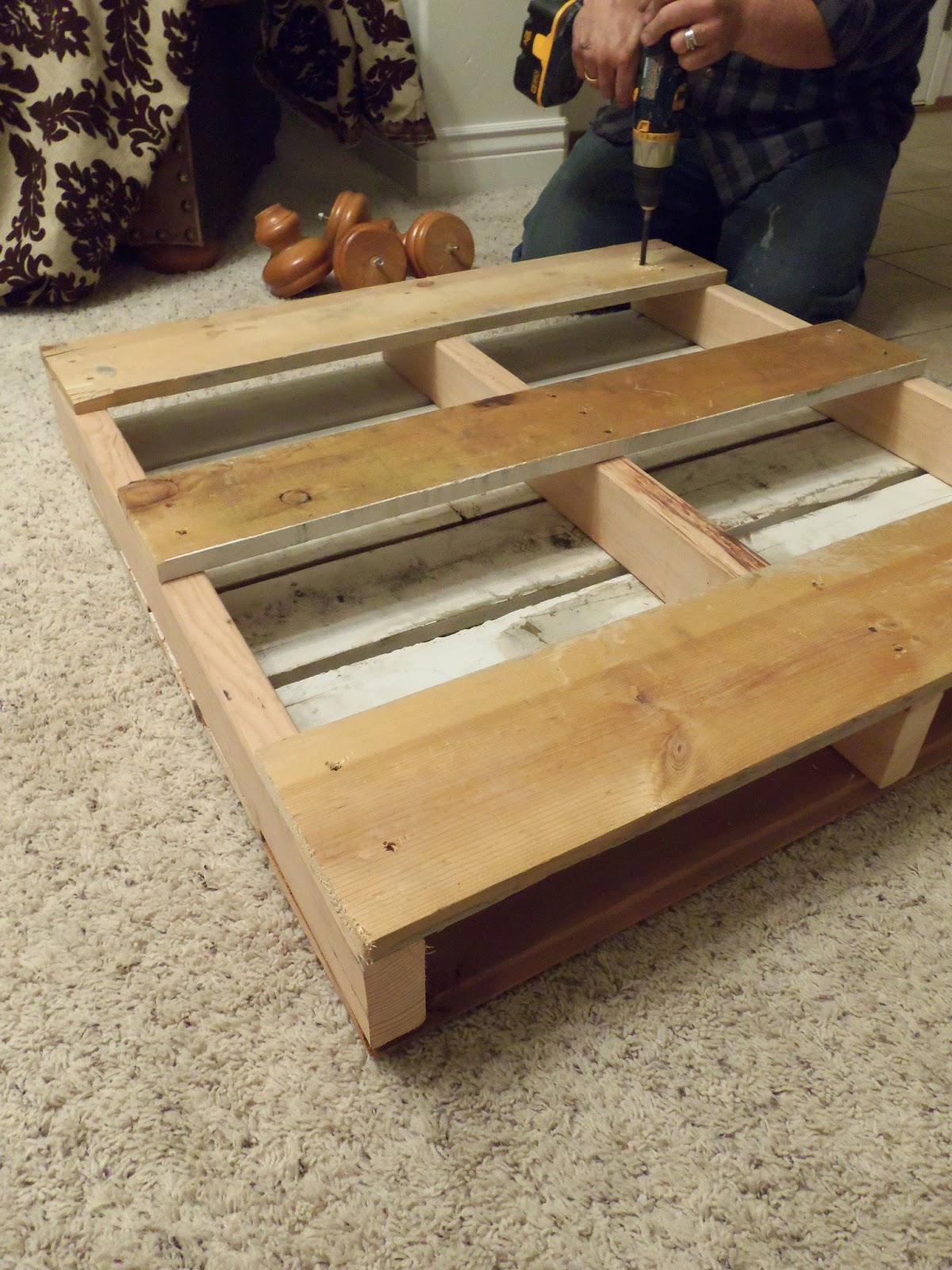Tweetle Dee Design Co. Recycled Pallet Ottoman Project