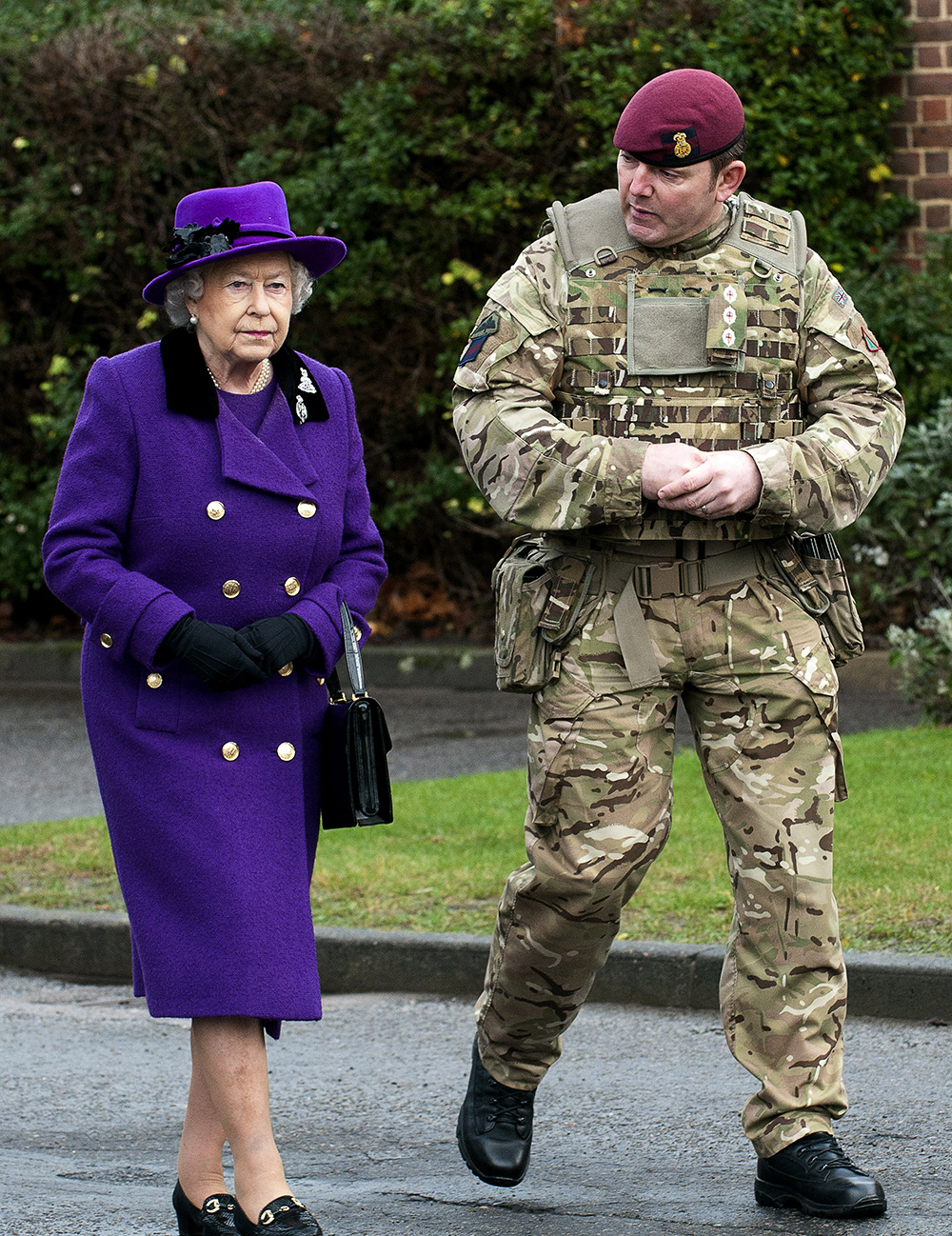 Pics and Wallpaper Queen Elizabeth chats with a special forces sniper in full camo