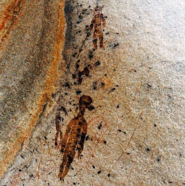 10000 years old alien paintings found in a cave in India