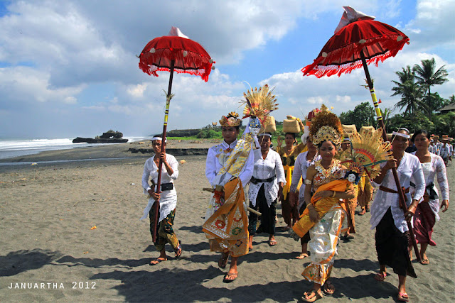 bali image : Ritual Mepeed Nyenuk di pantai Yeh Gangga