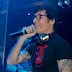 Dinho Ouro Preto ataca de DJ em festa da Metropolitana FM