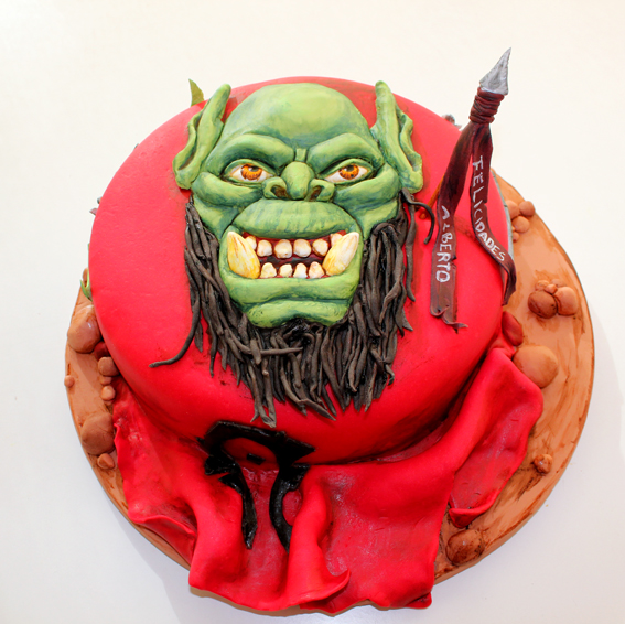 Tarta de bandera Horda con Orco, espadas y lanza, todo hecho en fondant y detalles con pincel con pintura comestible, sabor de tarta de limón, por Sweet KOKEKO