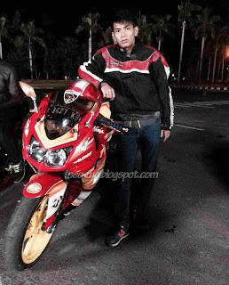 Foto Angga Putra Sebagai Iyan dengan Motornya Foto Angga Putra Sebagai Iyan dengan Motornya