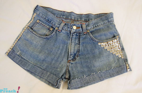 DIY: Short jeans com spikes DIY: Short jeans com spikes