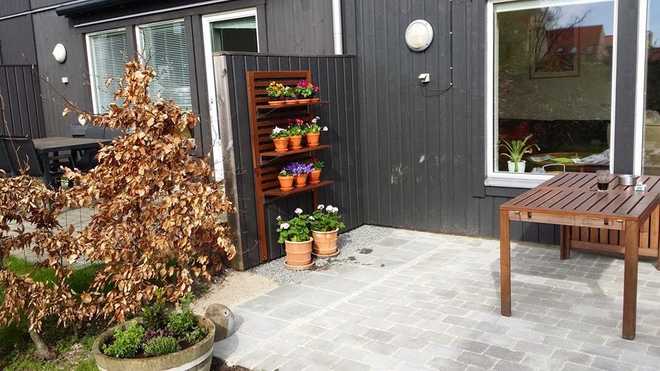 Mellem himmel og jord: omlægning af terrassen og lidt udvidelse ...