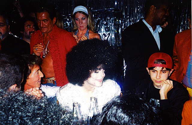 Michael Jackson na festa de aniversário para Al Malnik | 14 de Junho de 2003  Michael+Jackson+At+a+birthday+party+for+Al+Malnik+at+The+Forge+in+Miami+14+june+2004+%2812%29