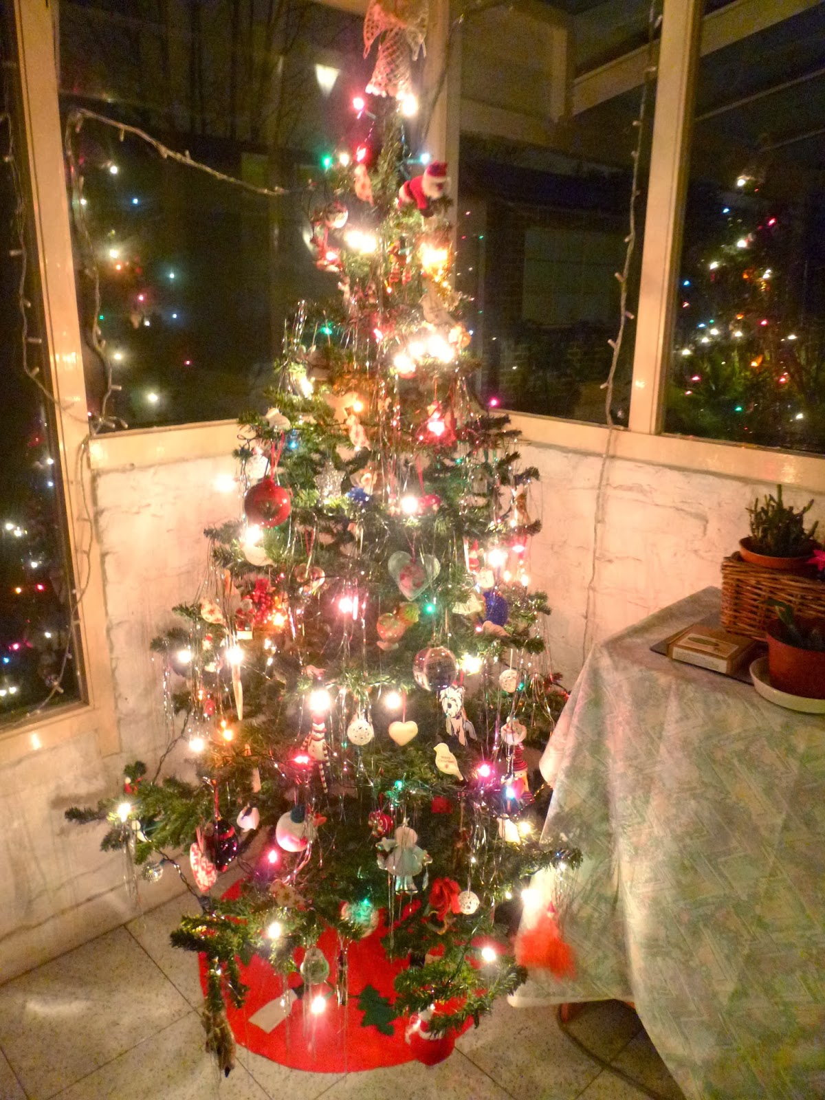 hanclarky blogmas day 18 o christmas tree o christmas tree empire state building christmas bauble
