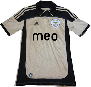 http://2.bp.blogspot.com/-OV3YmxSwBHE/Te2u-QfaB3I/AAAAAAAABHs/6o8i8rN4t9M/s320/Benfica-novo-equipamento-secundario-2011-2012-kit_Aposta-X.jpg