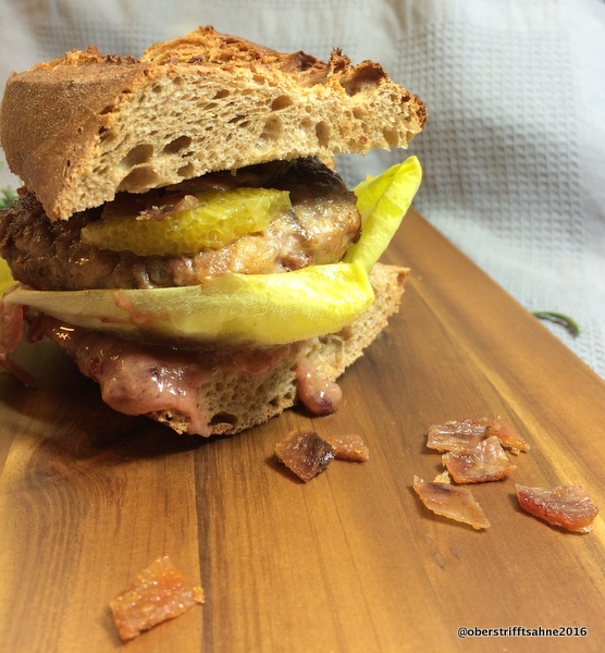 Burger mit Entenfleisch, Chicorée,Preiselbeere, Speck und Orangen Burger mit Entenfleisch, Chicorée,Preiselbeere, Speck und Orangen