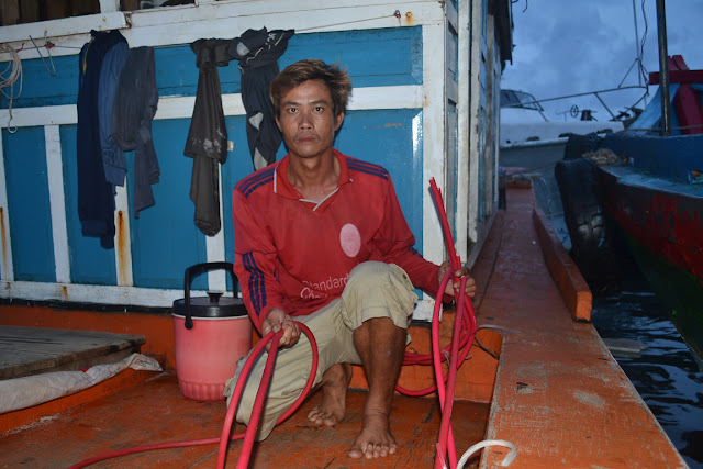 Ngư dân Mai Văn Cường với những đoạn dây hơi bị chặt phá