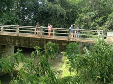 In januari 2005 is er een brug aangelegd. Een brug over de rivier die de ene helft van de Thalikemayaya dorpsgemeenschap scheidt van de andere helft, die aan de overkant woont.