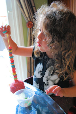 18 Fine Motor Activities for Preschoolers. Love how lots of these ideas use stuff you already have around the house. #kids, #education