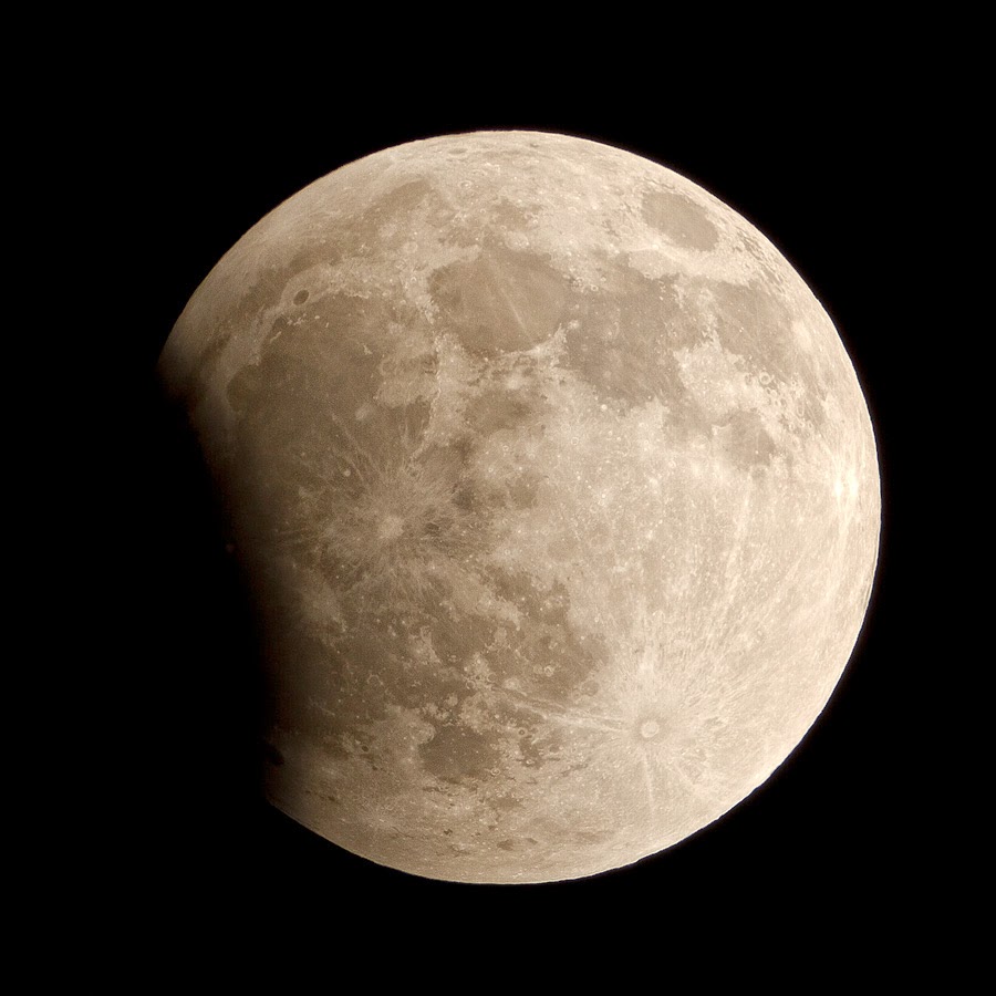 a few minutes later the shadow has moved further to the right and there is less of the moon s surface visible there is still plenty of detail apparent a few minutes later the shadow has moved further to the right and there is less of the moon s surface visible there is still plenty of detail apparent