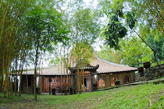 Foto Rumah Joglo dan Kebun rindang