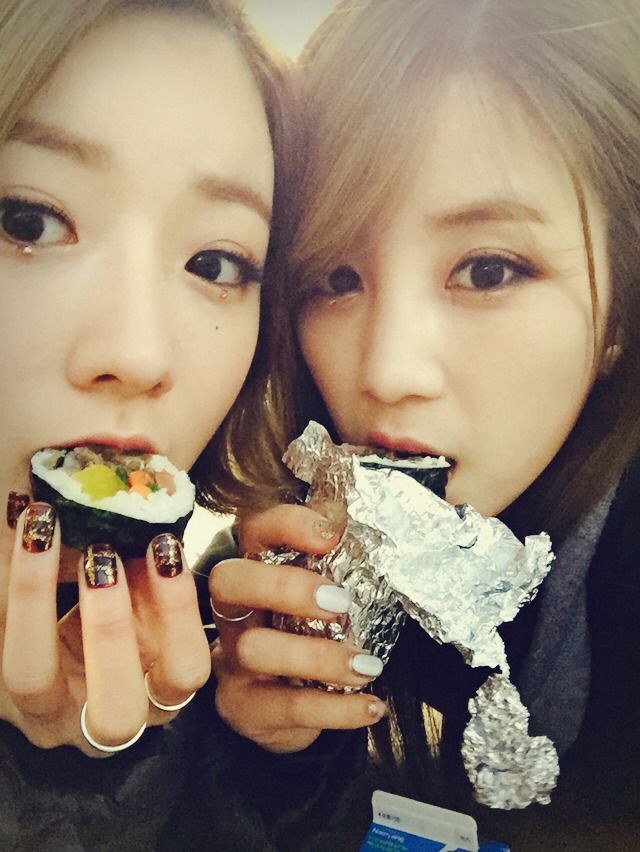 10 Idols Eating looks! | Daily K Pop News