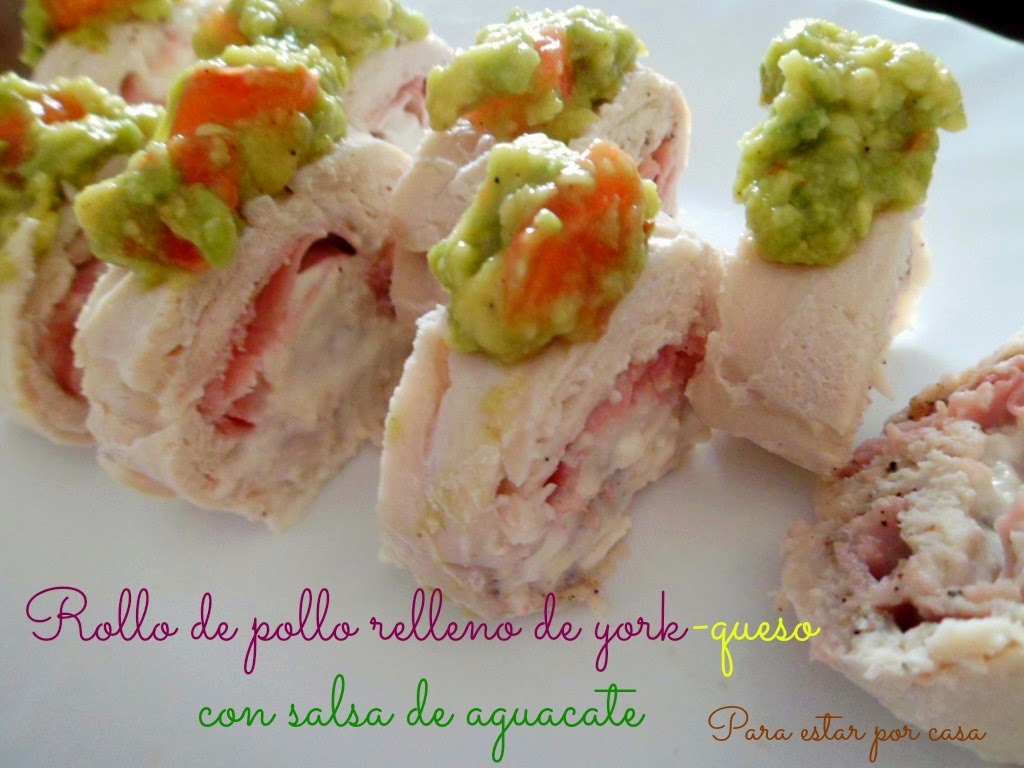 Rollo De Pollo Relleno De York-queso Con Salsa De Aguacate
