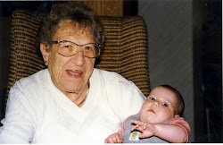 אני (בשנה הראשונה לחיי) עם סבתי- סבתא (רבא) שרה