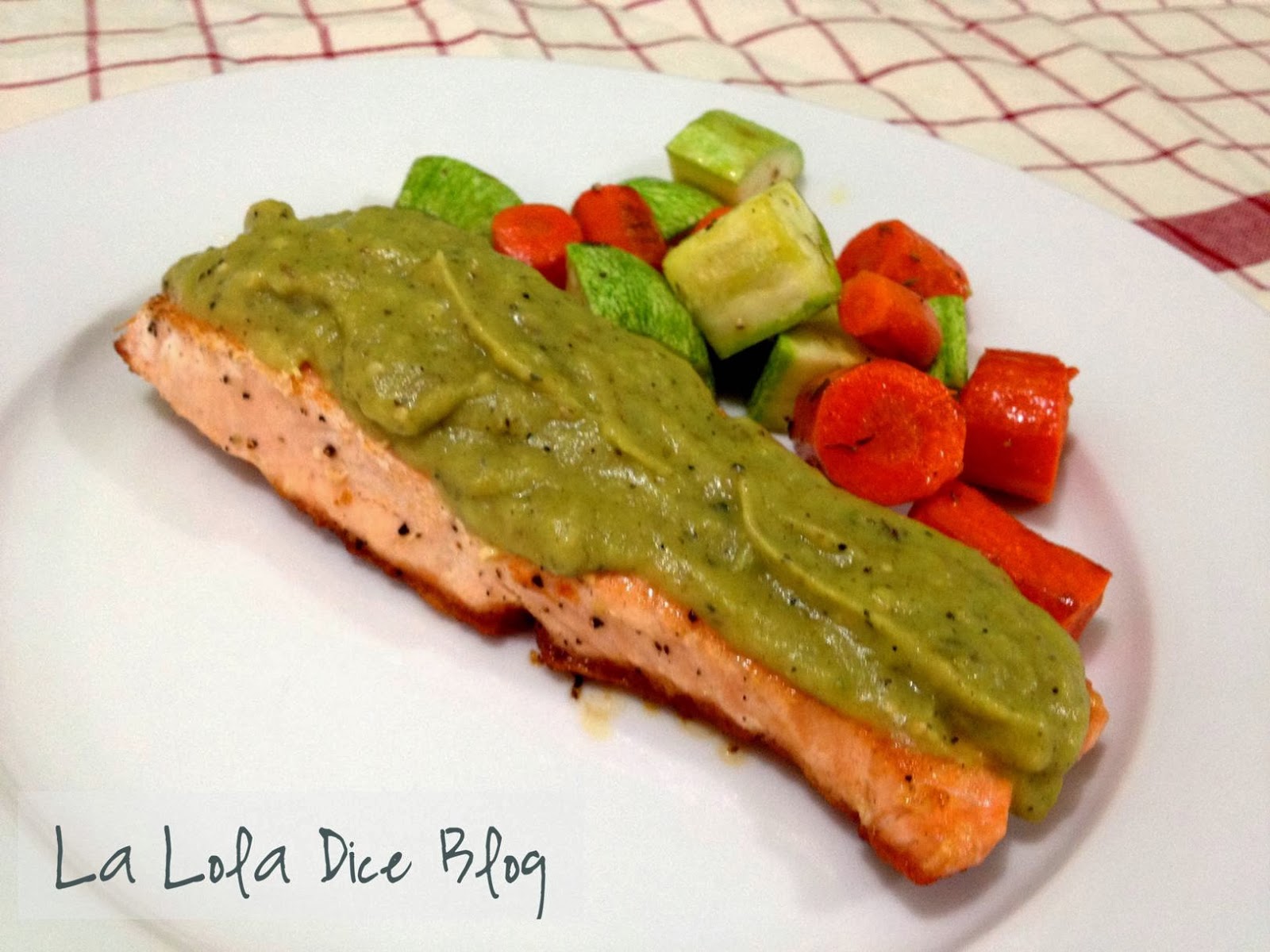 Salmón con Salsa Verde y Aguacate La Lola Dice