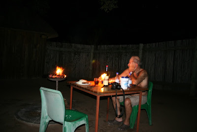 Een stikdonkere Afrikaanse nacht bij Shipandane night hide zonder 'lichtvervuiling' , waarin er steeds meer sterren aan het firmament gaan flonkeren.