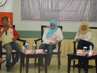 Yudy (kiri) dari RB Zhaffa pada Workshop Relawan 1001 buku