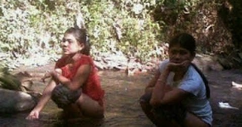 FOTOQUH: Foto lucu cewek buang air besar di sungai