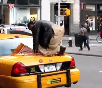 Pemuda bersolat di atas teksi di New York jadi tontonan ramai