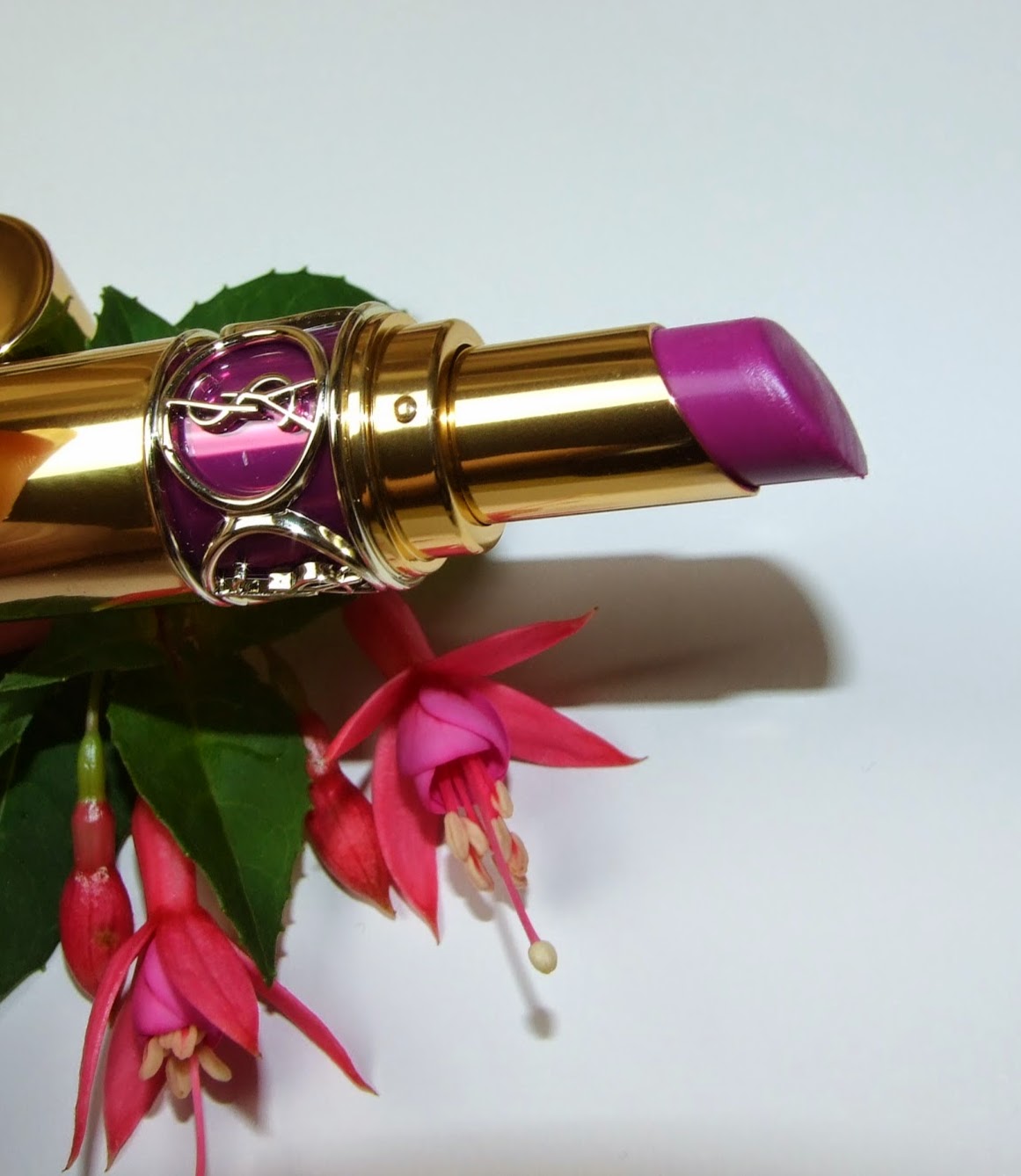 YSL Rouge volupte shine lipstick Fuchsia in rage No 19 beauty blog review swatch lips
