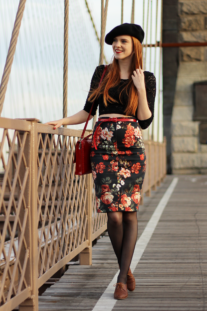 Fashion blogger outfit in New York with a beret and vintage shoes on the Brooklyn Bridge