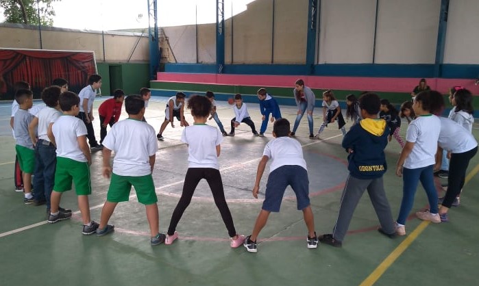 FUTEBOL COM AS MÃOS