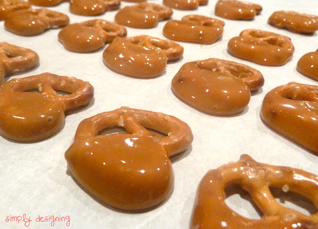 Caramel Dipped Pretzels - a simple and delicious recipe for caramel and chocolate dipped pretzels @SimplyDesigning #recipe #tastytreats #chocolate #caramel