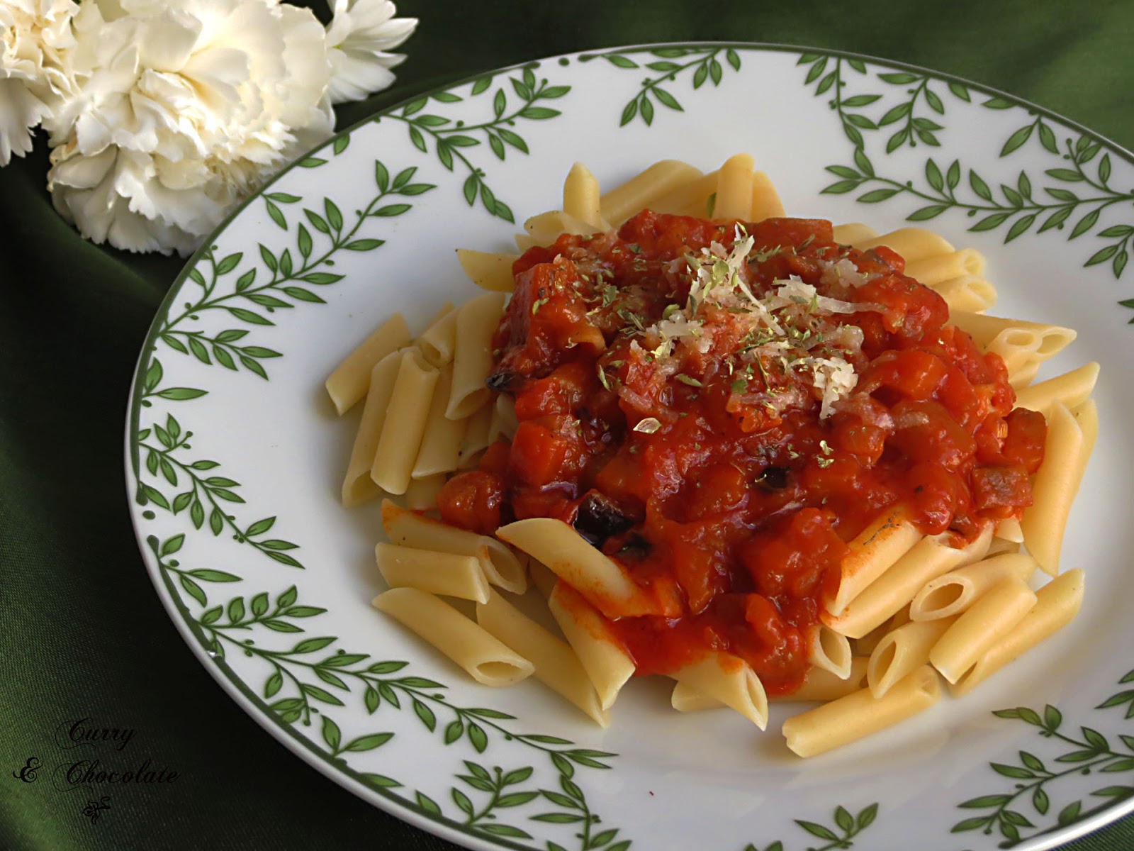 Macarrones con berenjena y tomate - Pasta with tomato and eggplant Macarrones con berenjena y tomate - Pasta with tomato and eggplant