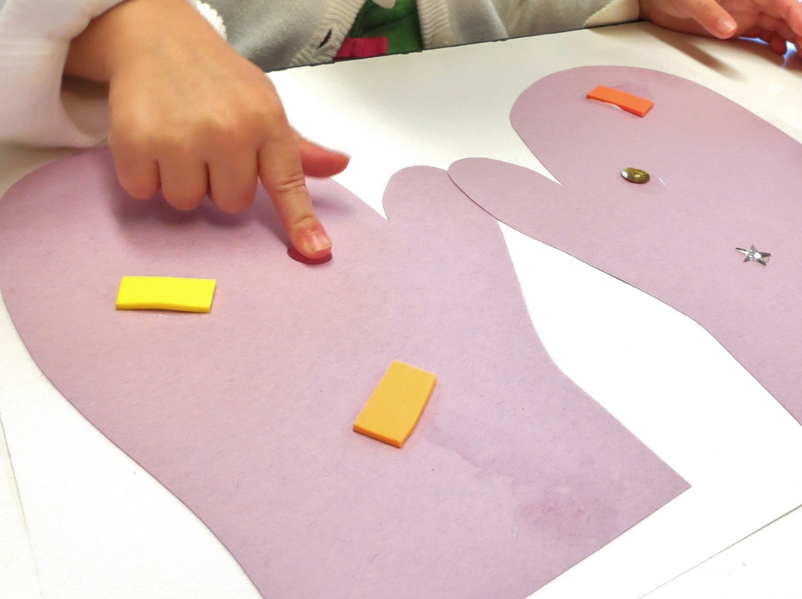 Princesses, Pies, & Preschool Pizzazz Simple Mitten Craft