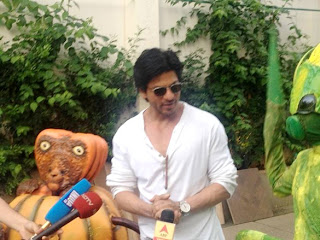 Shahrukh Khan Promotes 'Joker' Movie at Mannat