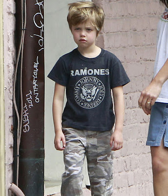 Shiloh+Jolie+Pitt+hides+out+piggy+back+rides+1LnTme-lf4Vl-1.jpg